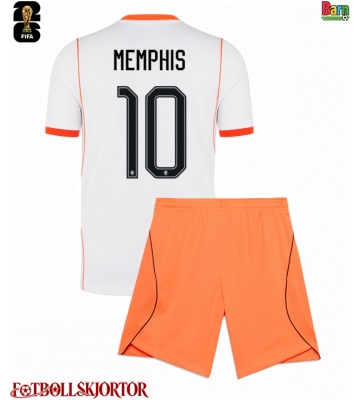 Nederländerna Memphis Depay #10 Borta Kläder Barn VM 2026 Kortärmad (+ Korta byxor)
